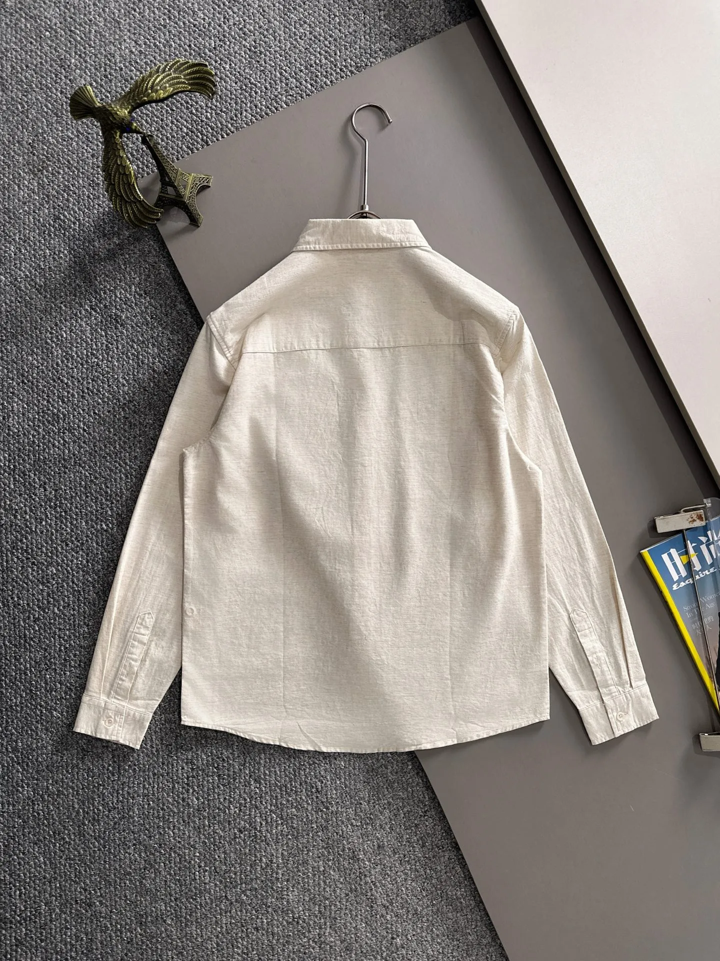P360 Paul's 2025 new striped shirt, a versatile long-sleeved shirt for business and leisure. After a new style interpretation, with eye-catching earth tones, the fashion trend index of the entire shirt immediately soared! Made of imported 100% poplin cotton material, the light, silky and glossy silk fabric properties bring an unusual high-end visual sense. Needless to say, the upper body comfort is hand-cut. The pattern of the rear horizontal bar is restored, which is the only difference in the market! Technological electrostatic pressure spraying machine. The fluff is attracted by the plant body due to the different electric potential. It accelerates vertically and flies up to the pattern that has been scraped and primed. It is then dried in a high-temperature pipe oven to increase the fastness. The fashionable small pointed collar is paired with a flat-angle hem design, the overall simplicity and ability! Size: M-3XL